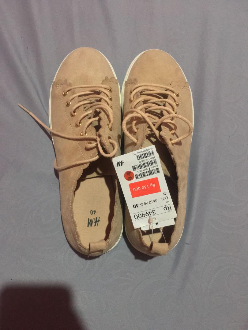 Sneakers hnm h&m, Fesyen Wanita, Sepatu di Carousell