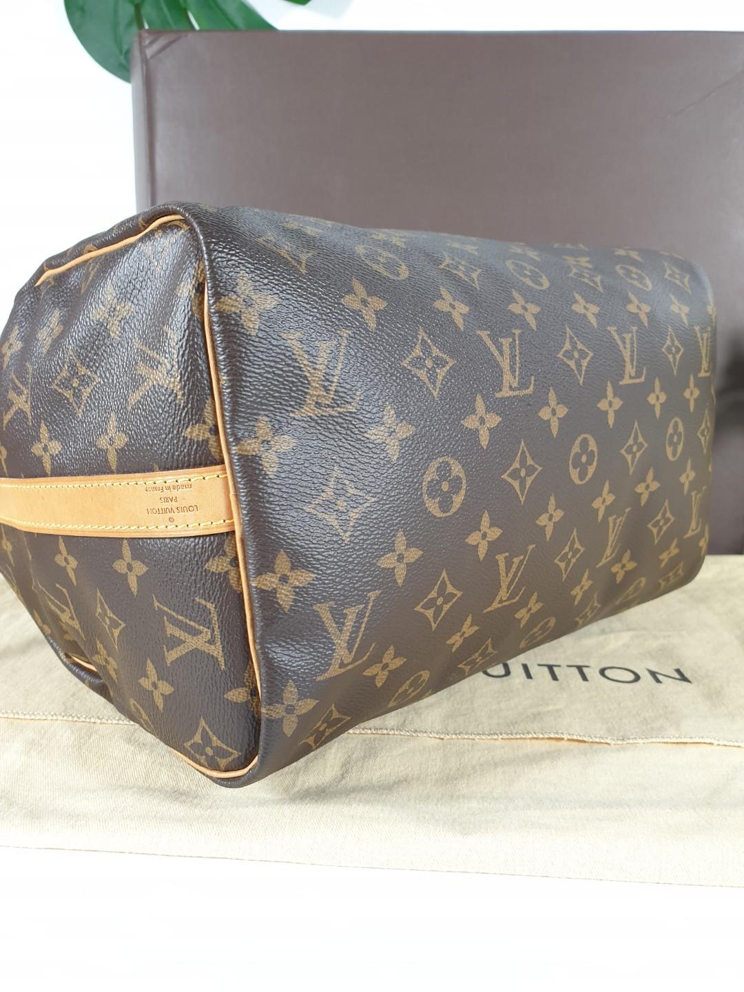 LV speedy 30B Monogram with black details. ( J ) 