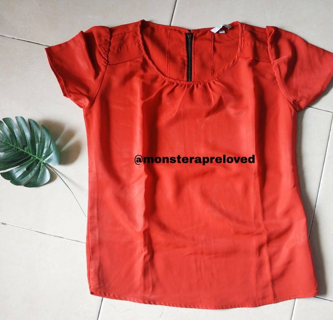 Baju Merah Merk Details Fesyen Wanita Pakaian Wanita Atasan Di Carousell