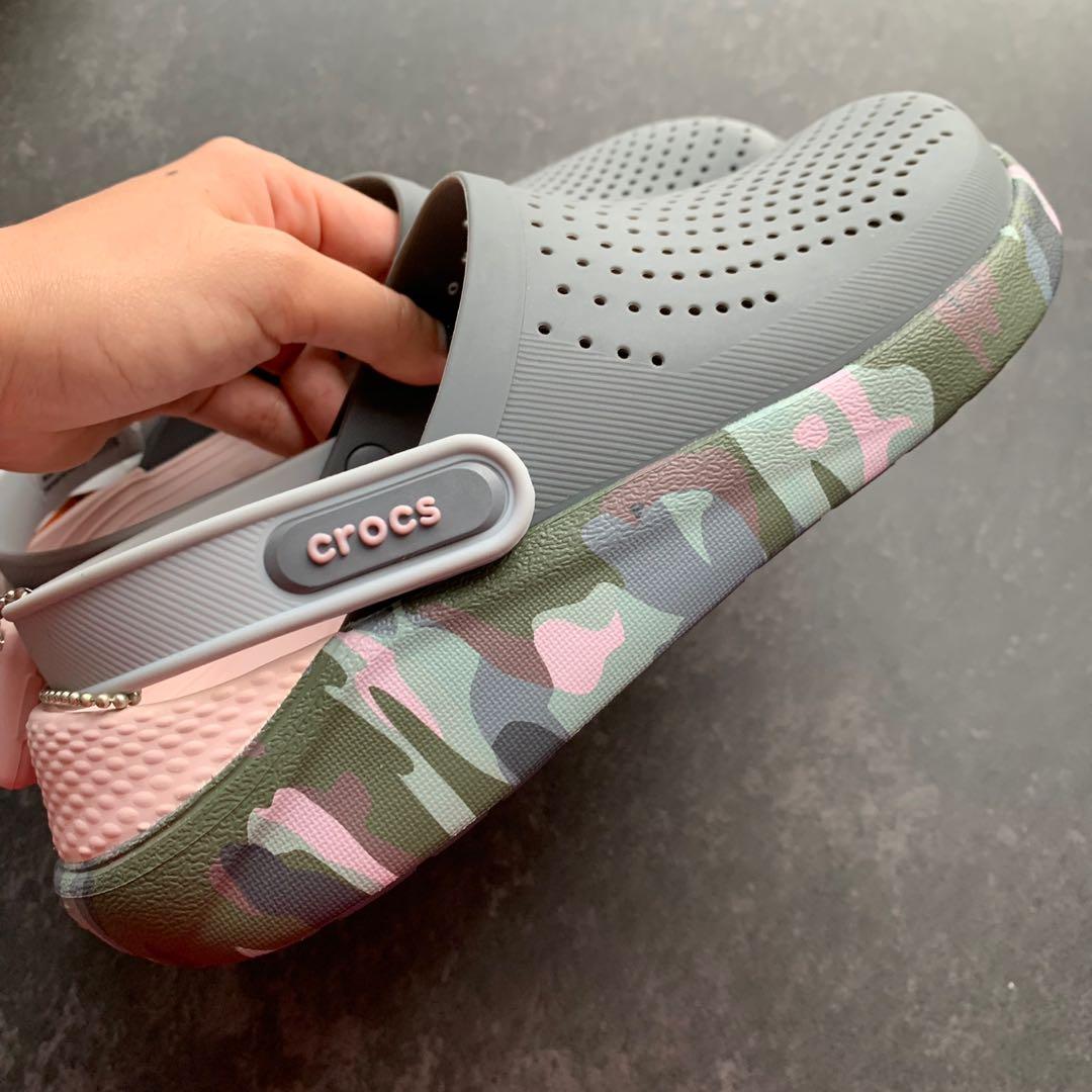 crocs camouflage pink
