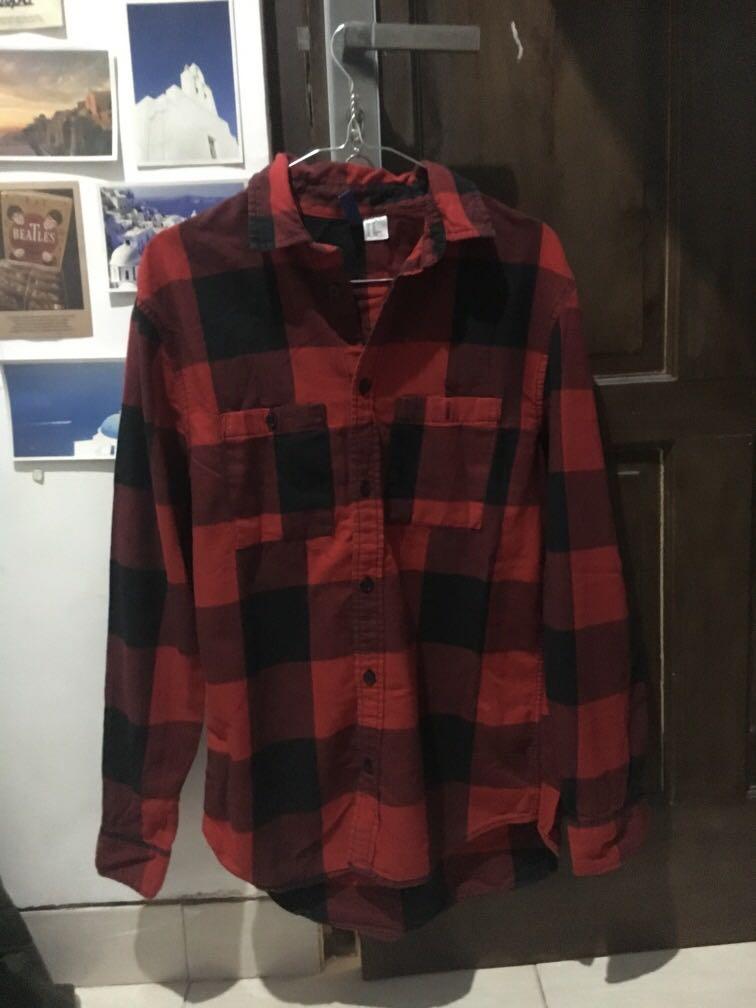 H M Kemeja Size Xs Ukuran Cowo Bisa Dipake Cewe Juga Fesyen Pria Pakaian Atasan Di Carousell