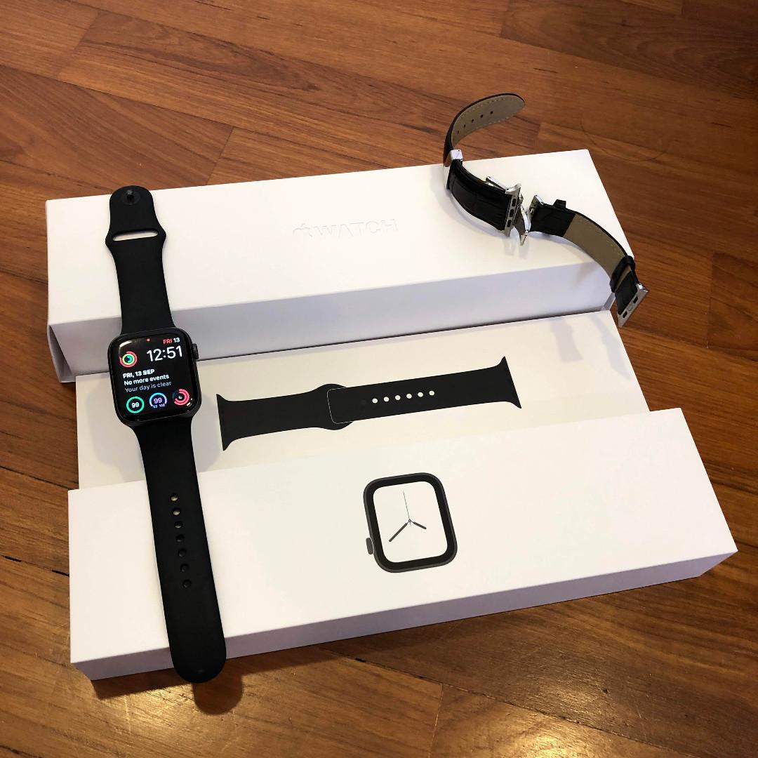 Apple Watch Series 4 44mm Non Cellular Less than 1 year with original accessories incl. Box FREE NEW genuine leather strap
