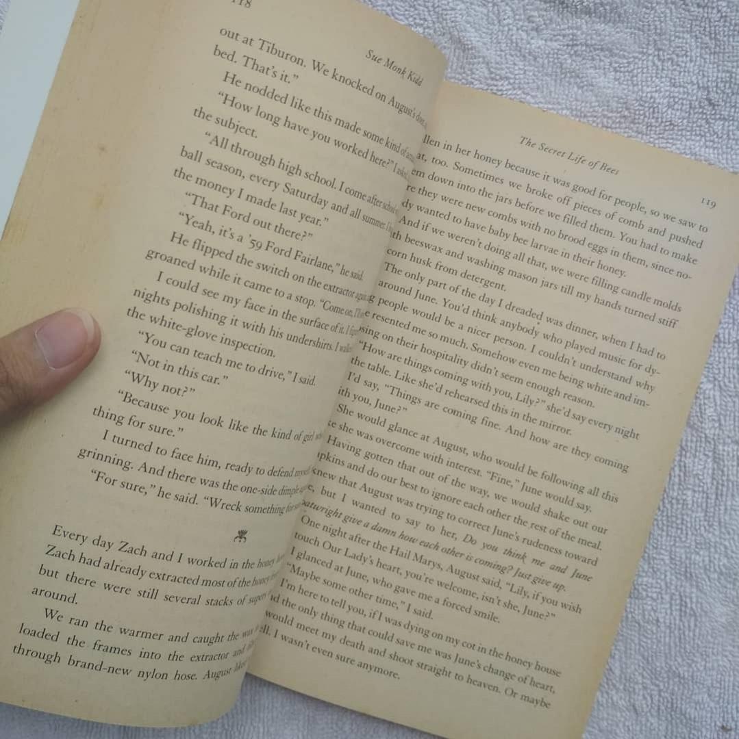 Eng Novel The Secret Life Of Bees Sue Monk Kidd Buku Alat Tulis Buku Di Carousell