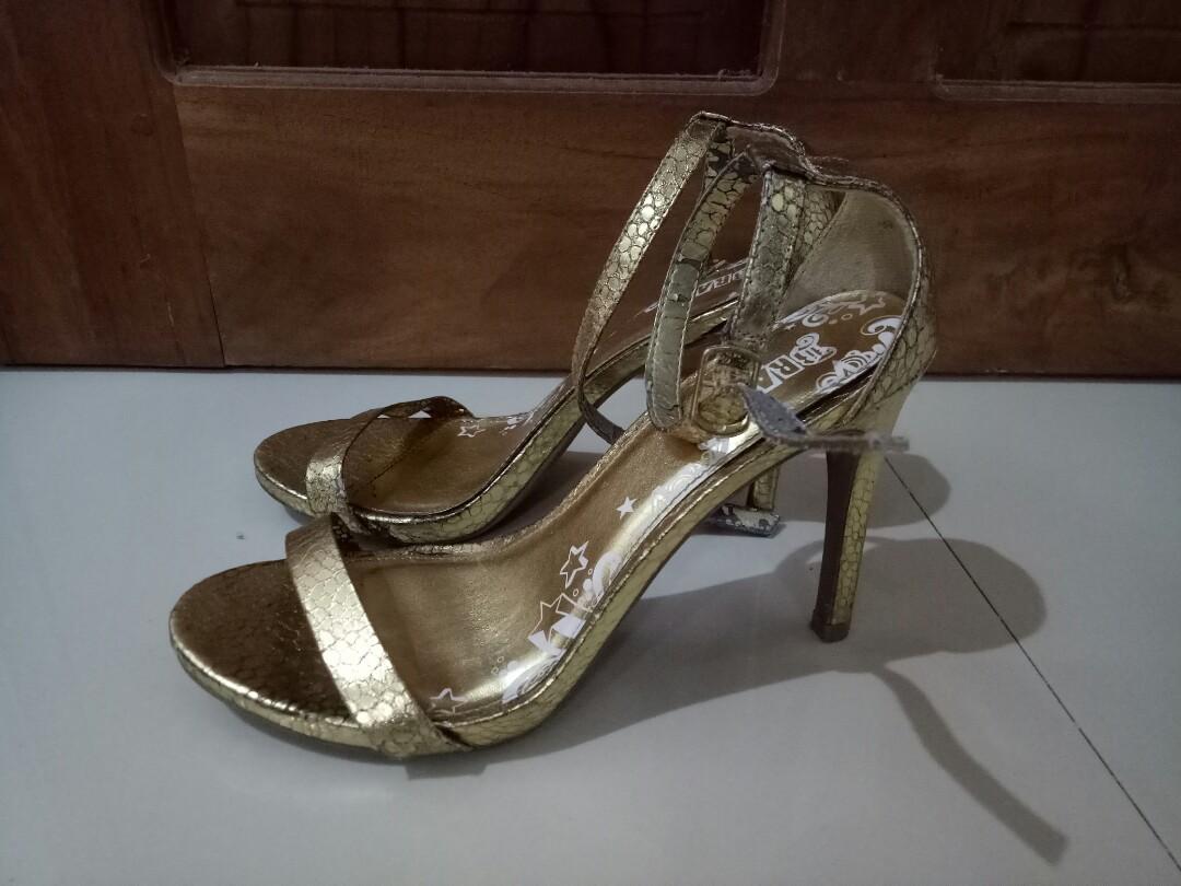 Gold wedges payless store