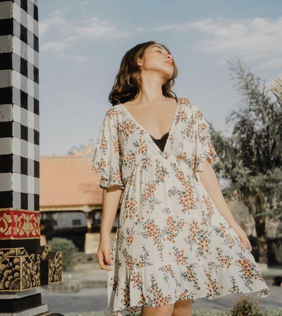 White Deep-Neck Floral Dress (Category: Dresses) located in Makati City. Submitted by ccaiyla (Listing ID 251327226, Image 1). Description: Used once 💛.