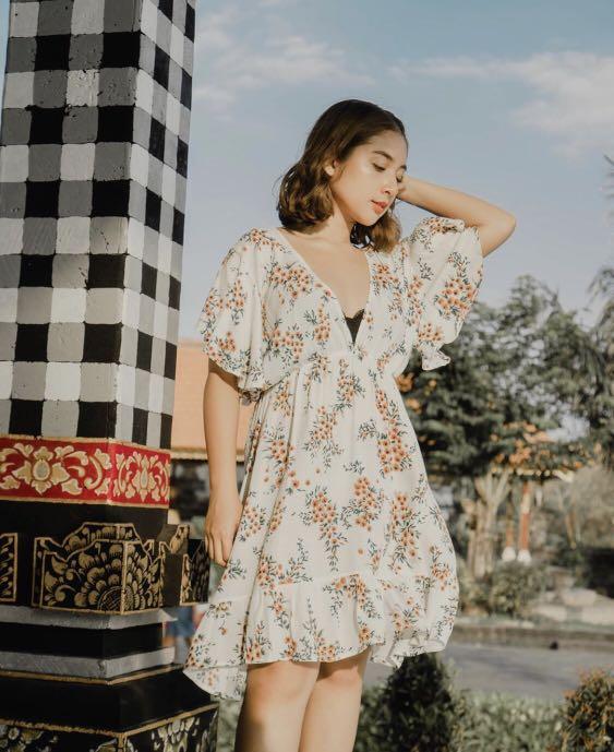 White Deep-Neck Floral Dress (Category: Dresses) located in Makati City. Submitted by ccaiyla (Listing ID 251327226, Image 2). Description: Used once 💛.