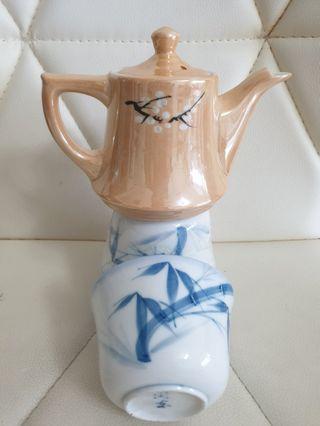 CHINESE PORCELAIN TEA POT AND CUPS SET