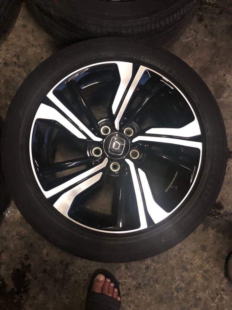 17" Honda Civic RS Mags used 5Holes pcd 114 with 21550r17 Yokohama
