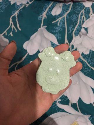 The body shop peppermint candy cane bath bomb