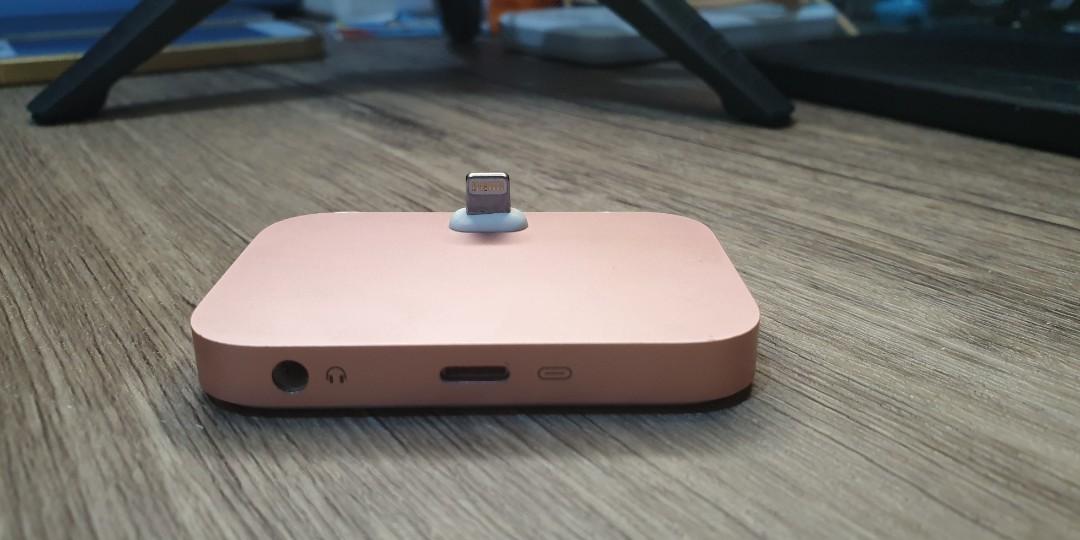 Apple iPhone Lightning Dock (Category: Portable Audio Accessories) located in Mandaluyong City. Submitted by sharalynn (Listing ID 251574926, Image 3). Description: The price is still negotiable. This is an original Apple lighting dock I lost the box 101% working condition (please see attached photos) Small dents but doesn't affect the product Original Price from apple is 3,490 It's in the color Rose Gold RFS: Not using anymore.