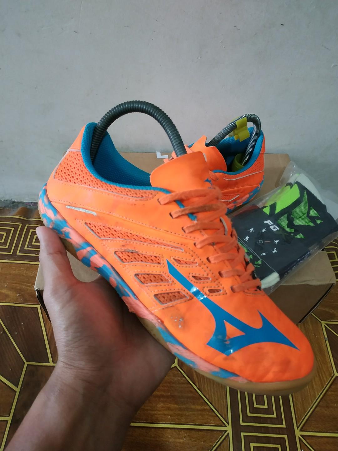 kasut futsal mizuno