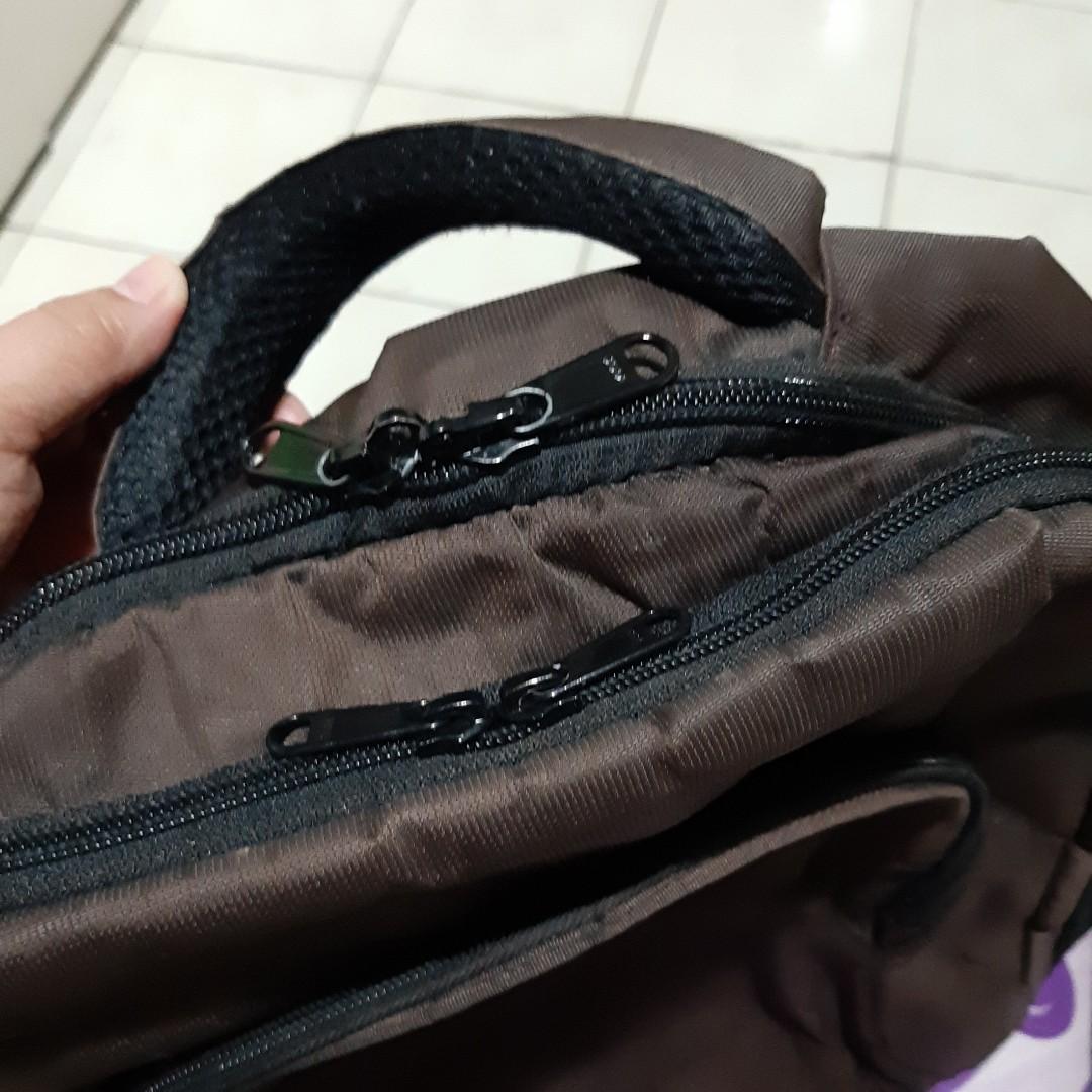 Laptop Bag (Category: Laptops & Notebooks) located in Quezon City. Submitted by lenlawliet (Listing ID 249088717, Image 3). Description: ✔ Unisex ✔ Brown ✔ Light weight Reason for selling: Bought lenovo laptop with bag included kaya hindi ko na po nagagamit.