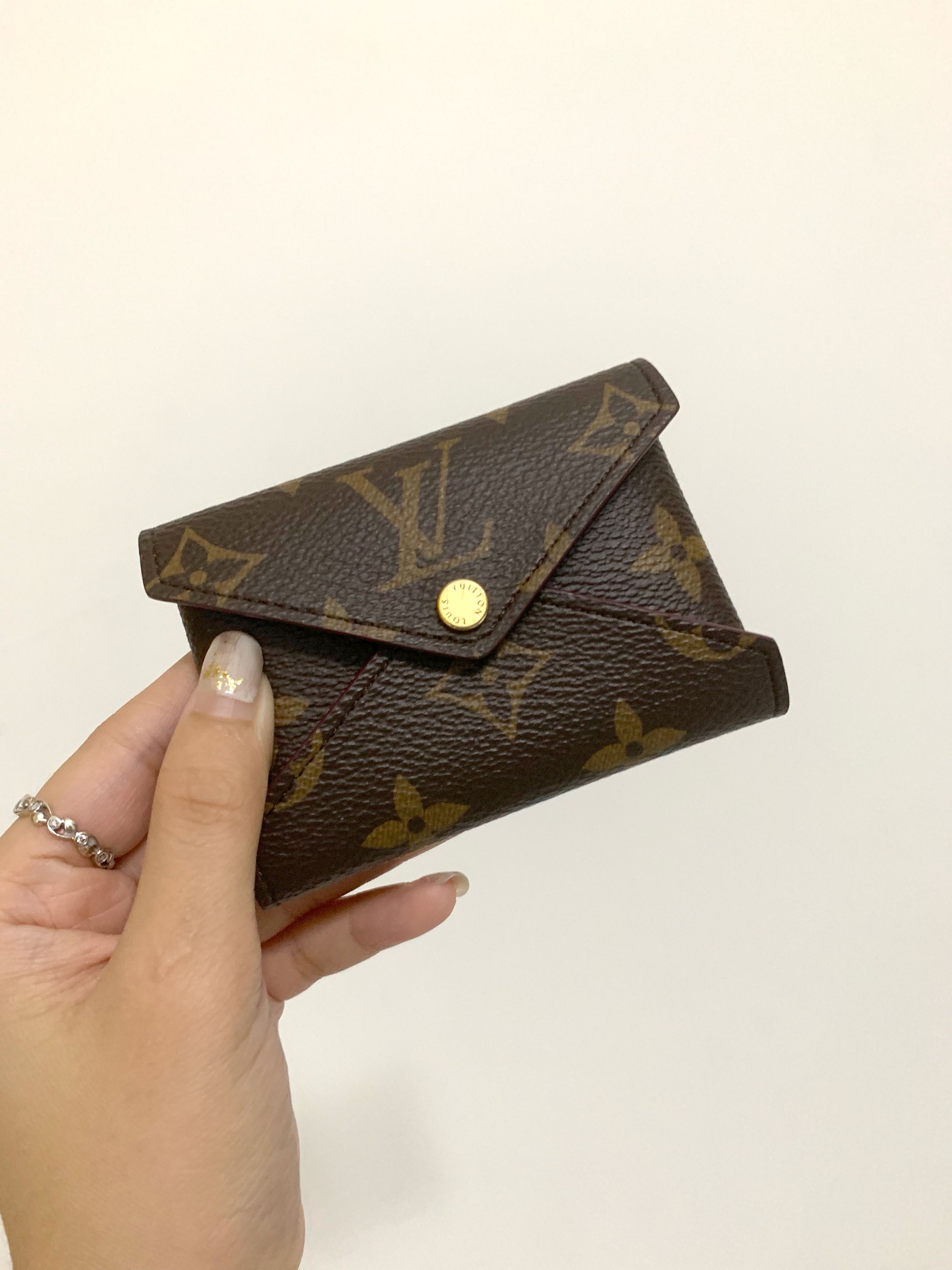 ✨Gently used kirigami pochette. In great condition - minor scuff