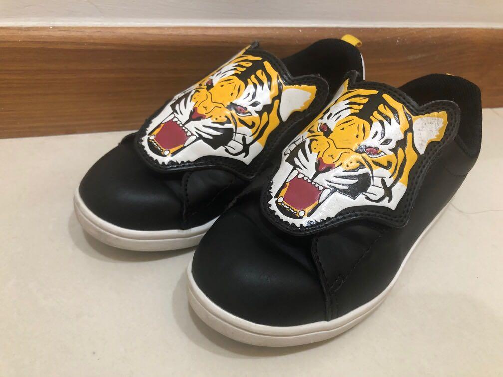 [Preloved] H&M tiger shoes (Category: Babies & Kids Fashion) located in Singapore. Submitted by allthings4sale (Listing ID 251560017, Image 1). Description: Only worn for only 2-3 times As good as new Sole Measures 20cm Long Prefer meet up as item is bulky .