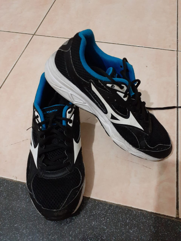 sepatu merk mizuno