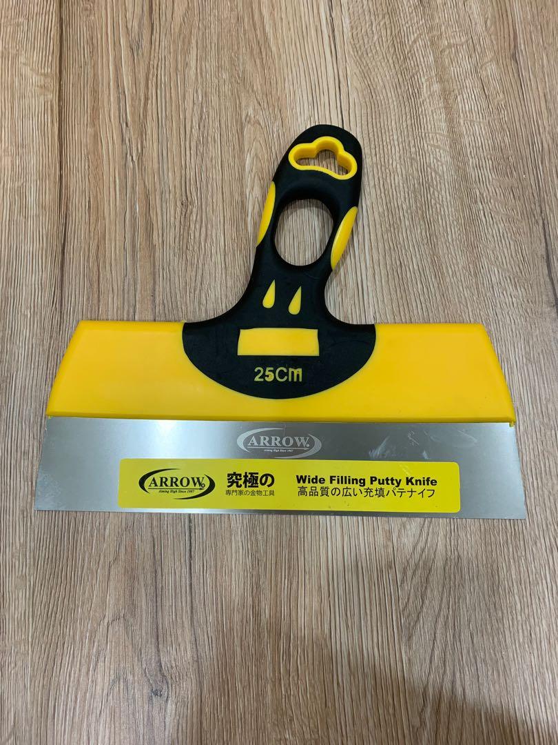 Wide outlet putty knife