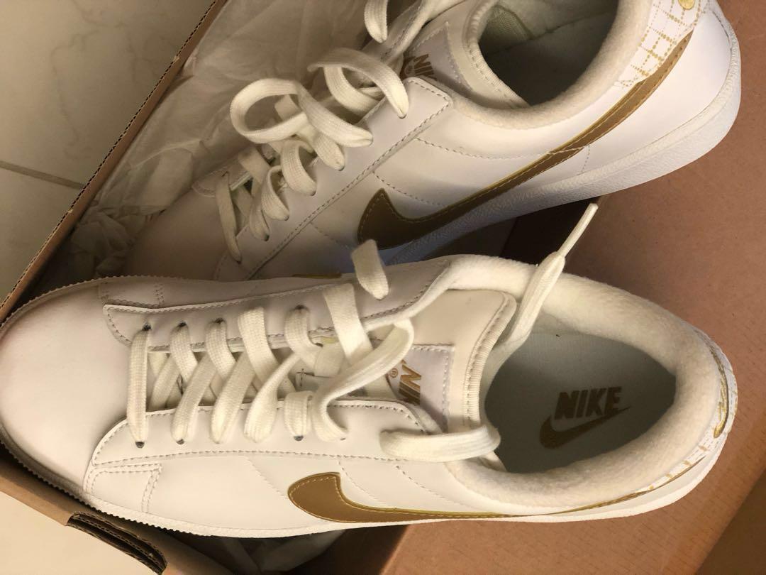 nike original tennis shoes