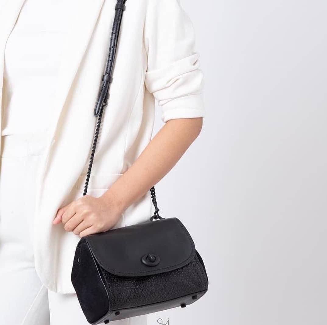 Coach Faye Crossbody Black Barang Mewah Tas Dompet di Carousell