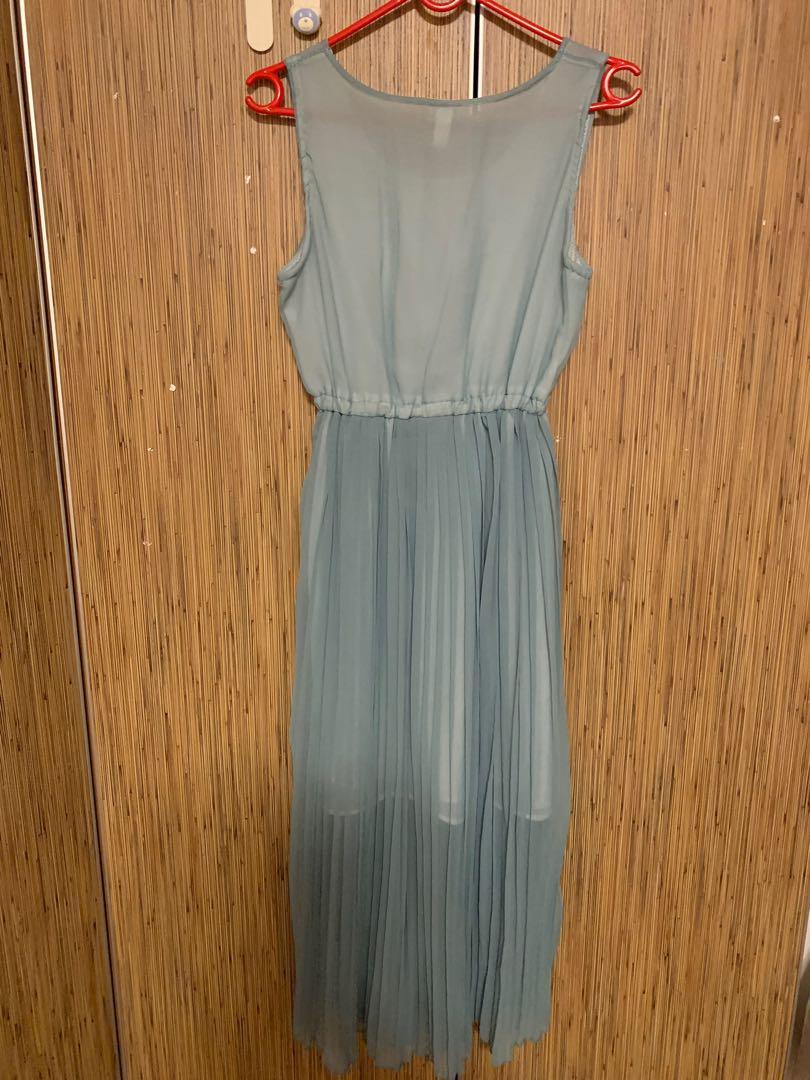 Green pleated Maxi Dress, Women's Fashion, Muslimah Fashion, Dresses on Carousell