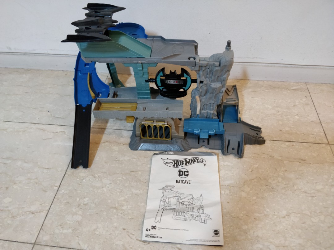 hot wheels dc comics batcave playset