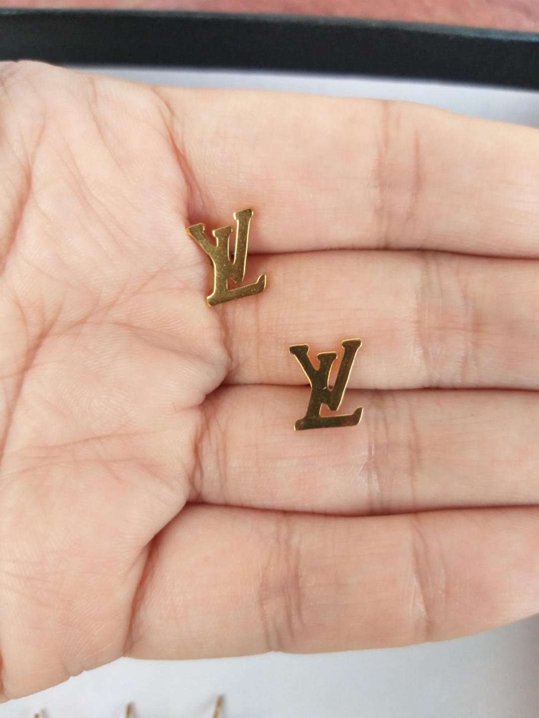 Louis vuitton deals gold stud earrings