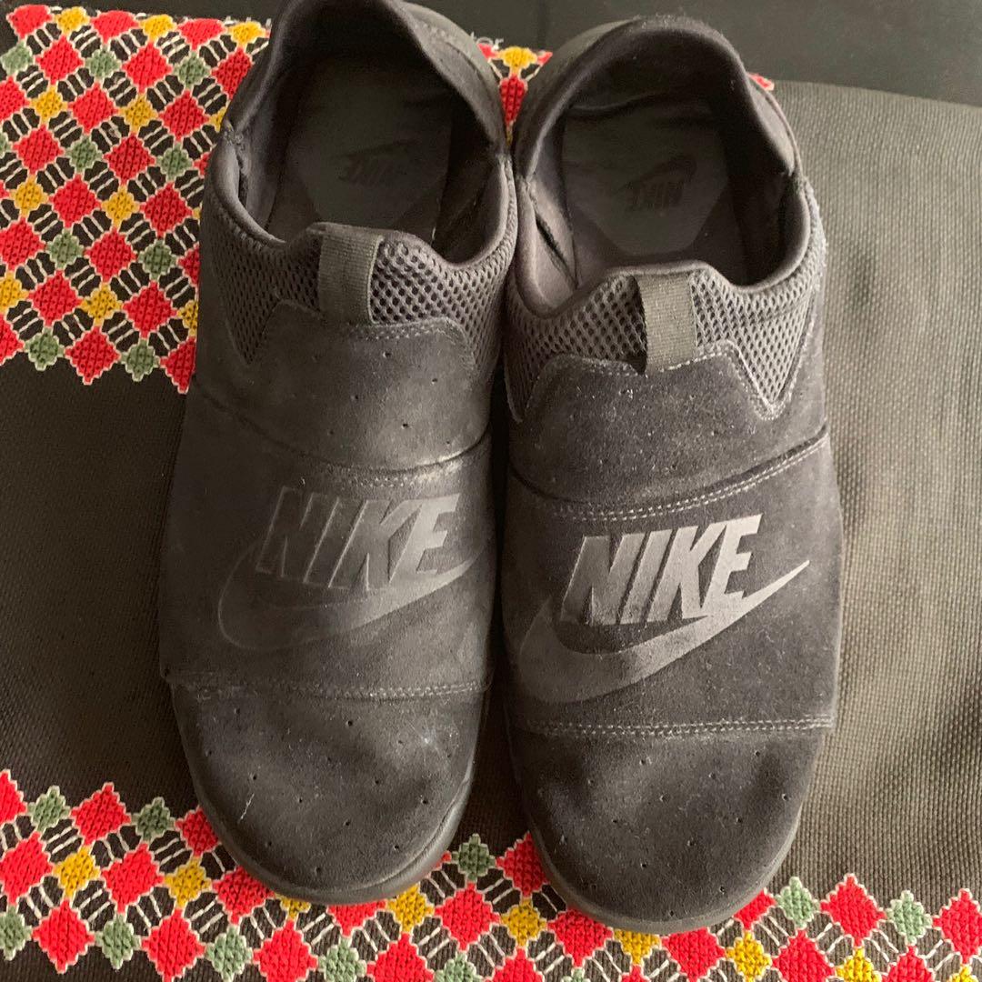 nike benassi slip on feet
