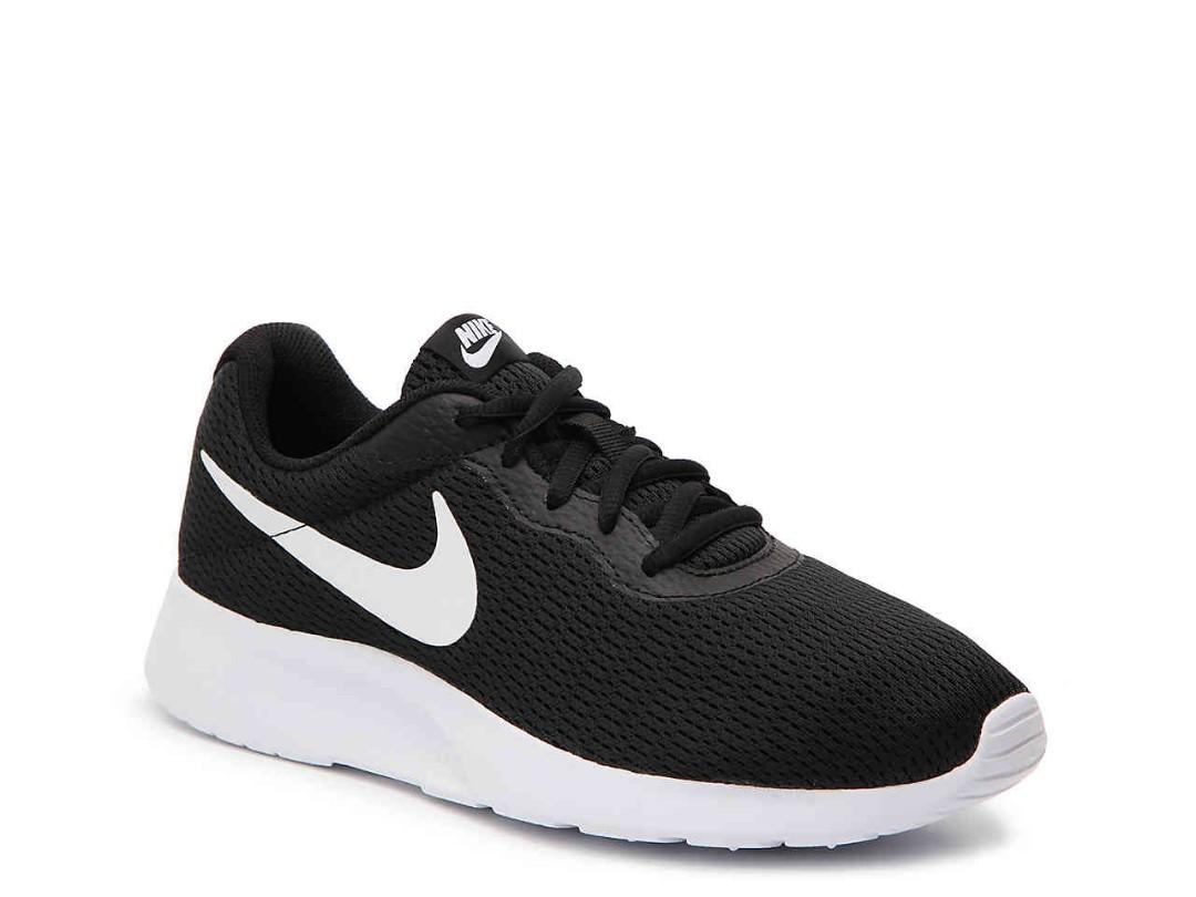 nike tanjun sneakers black and white