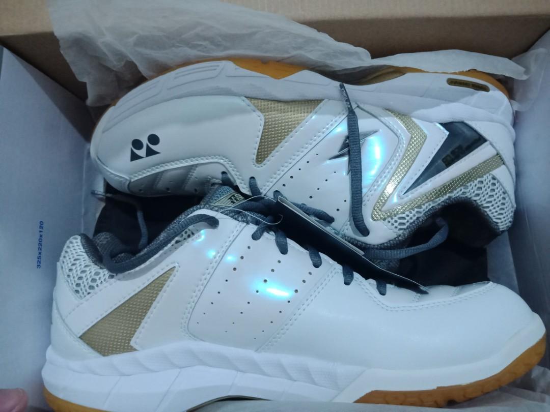 Sepatu Badminton Yonex Putih Olah Raga Perlengkapan Olahraga Lainnya Di Carousell