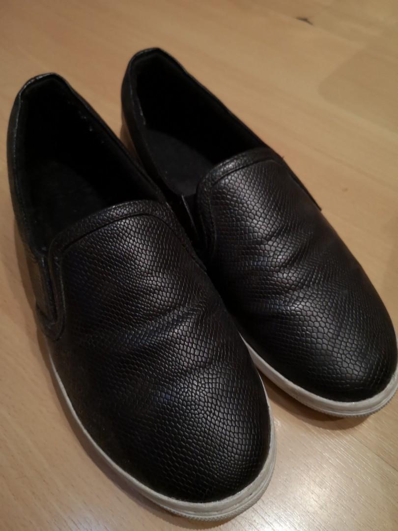 Black Slip-ons (Category: Sneakers) located in Quezon City. Submitted by minimonies (Listing ID 252149181, Image 1). Description: Leather is a bit chipped due to age .