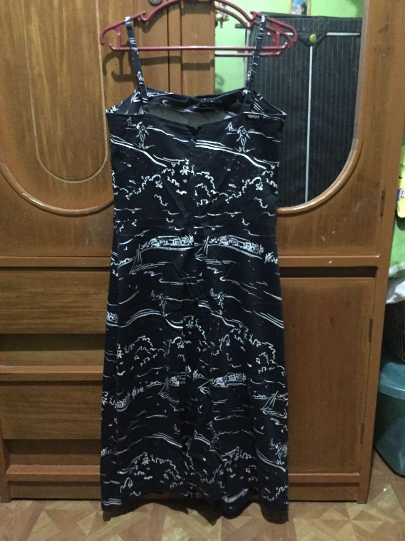 Guess dress (Category: Dresses) located in Makati City. Submitted by purplesummer_ph (Listing ID 252045881, Image 2). Description: ✅preloved ✅in good condition ✅soft denim-like fabric.