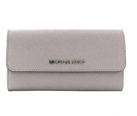 Michael Kors Jet Set Travel Trifold Leather (Category: Luxury Bags & Wallets) located in Quezon City. Submitted by icanseeyou500 (Listing ID 252159378, Image 2). Description: Michael kors Jet Set Travel color: PGREY/BLK LG TRIFOLD LEATHER 100%Authentic from U.S.A. Price:5,000 On hand Philippines Cash on Delivery Meet up Shopwise Cubao Quezon City.