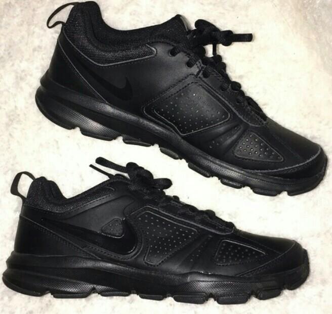 black slip resistant nike shoes