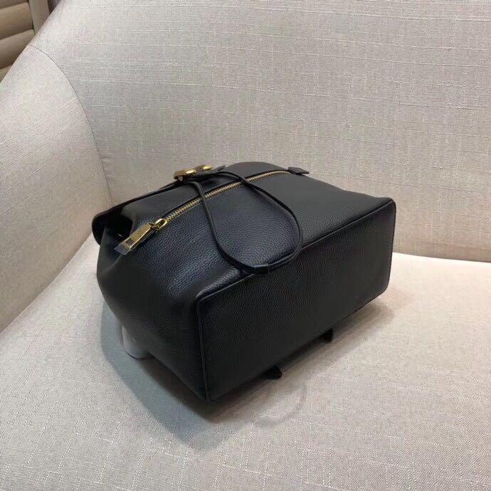 Coach backpack （分類：背囊）位於 Hong Kong。 由 msjeanjean 提交（商品編號 252171794，圖片 4）。簡介： Coach backpack 工廠直接寄出，介意勿拍 順豐包郵到任何順豐站，送貨上門另外收費 Size：30*24*11cm 。