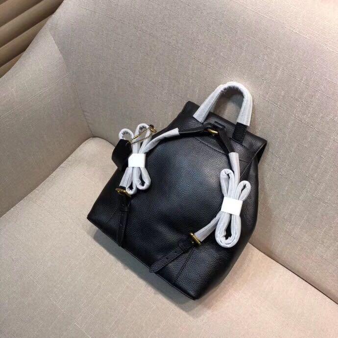 Coach backpack （分類：背囊）位於 Hong Kong。 由 msjeanjean 提交（商品編號 252171794，圖片 5）。簡介： Coach backpack 工廠直接寄出，介意勿拍 順豐包郵到任何順豐站，送貨上門另外收費 Size：30*24*11cm 。