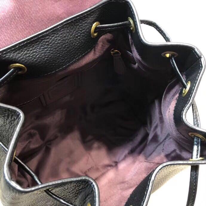 Coach backpack （分類：背囊）位於 Hong Kong。 由 msjeanjean 提交（商品編號 252171794，圖片 9）。簡介： Coach backpack 工廠直接寄出，介意勿拍 順豐包郵到任何順豐站，送貨上門另外收費 Size：30*24*11cm 。