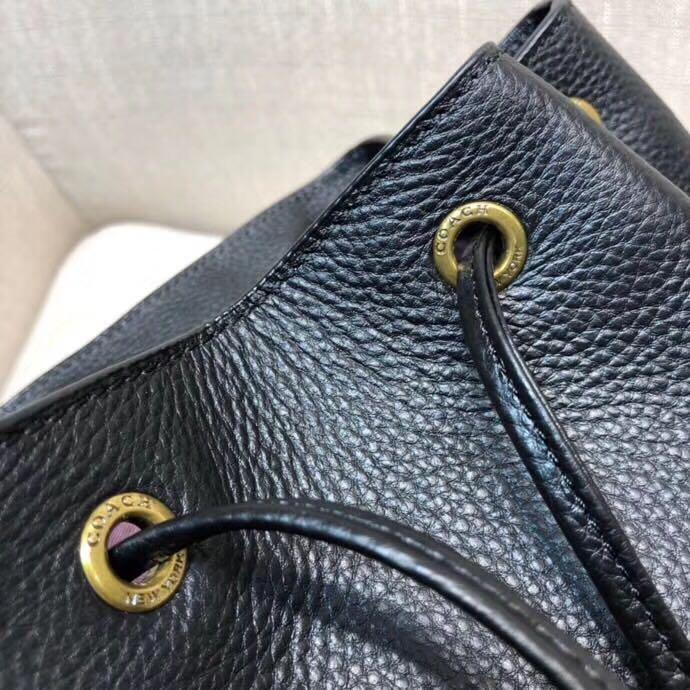 Coach backpack （分類：背囊）位於 Hong Kong。 由 msjeanjean 提交（商品編號 252171794，圖片 7）。簡介： Coach backpack 工廠直接寄出，介意勿拍 順豐包郵到任何順豐站，送貨上門另外收費 Size：30*24*11cm 。