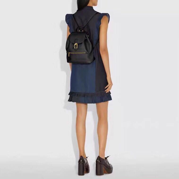 Coach backpack （分類：背囊）位於 Hong Kong。 由 msjeanjean 提交（商品編號 252171794，圖片 10）。簡介： Coach backpack 工廠直接寄出，介意勿拍 順豐包郵到任何順豐站，送貨上門另外收費 Size：30*24*11cm 。