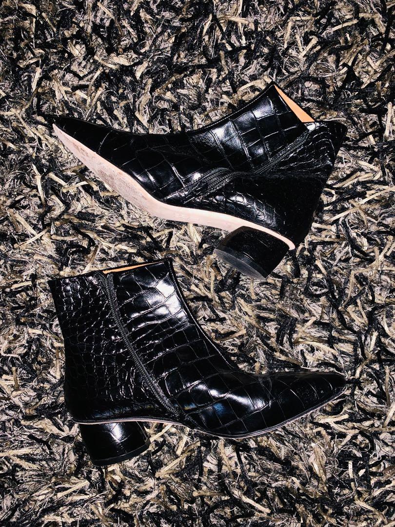 Loq sales croc boots