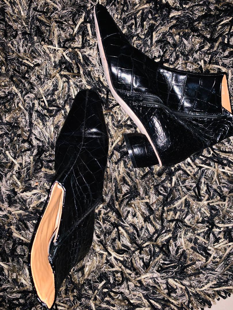 Loq sales croc boots