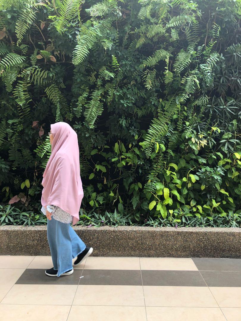 Oversized double loop shawl (Category: Hijabs) located in Singapore. Submitted by mymodestystory (Listing ID 252198133, Image 2). Description: New colours stock up for oversized double loop shawl. Chat with us for more details 👍🏼.