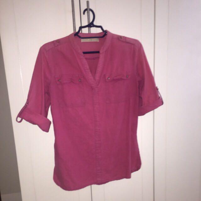 Preloved CLN Blouse (Category: Blouses) located in Valenzuela. Submitted by trinity1219 (Listing ID 252196336, Image 1). Description: Preloved CLN BLOUSE MEDIUM SIZE GOOD CONDITION CAN BE PAIRED WITH JEAN OR SLACKS.