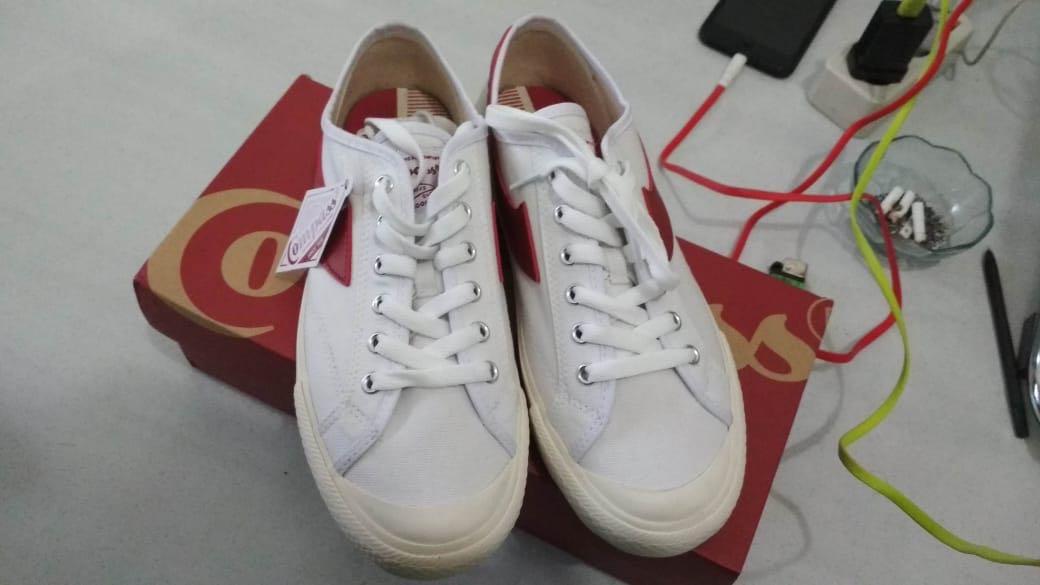 Sepatu Compass Gazelle White Putih Size 40 Bnib Fesyen Pria Sepatu Sneakers Di Carousell