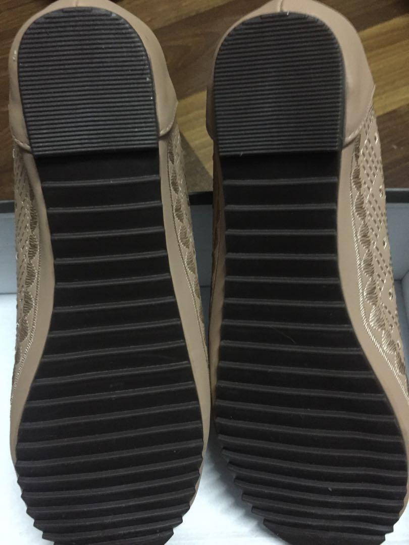 Shoes (Category: Sneakers) located in Kuala Lumpur. Submitted by sh17089 (Listing ID 252198278, Image 3). Description: Condition:10/10 Wore once. Original price: Rm100 .