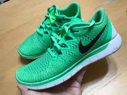 NIKE螢光綠慢跑鞋