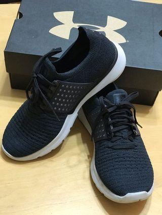Under Armour 慢跑鞋