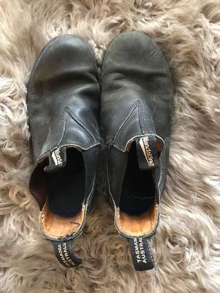 BLUNDSTONES SIZE 3 YOUTH