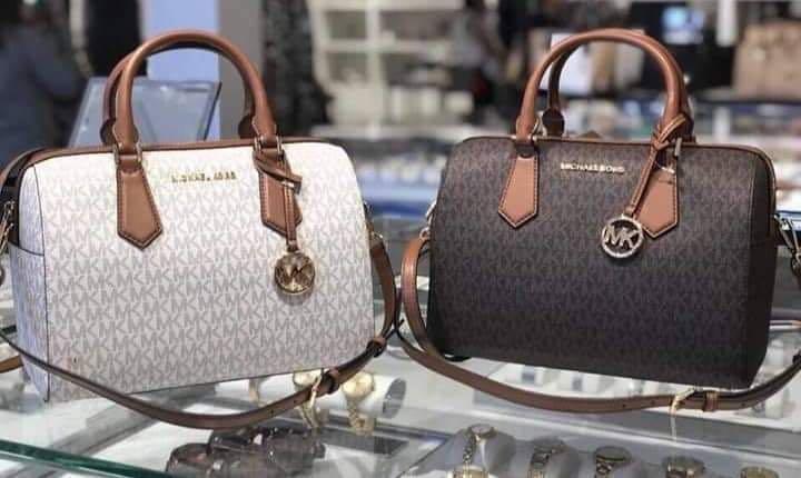 Brand New Authentic Michael Kors Hayes Bag (Category: Luxury Bags & Wallets) located in Cebu City. Submitted by stargazer0721 (Listing ID 252536323, Image 1). Description: Brand New Authentic MK Hayes bag Large size Available colors: Brown & Vanilla Open for Lay away with 30% Deposit PM me for the Price😊.
