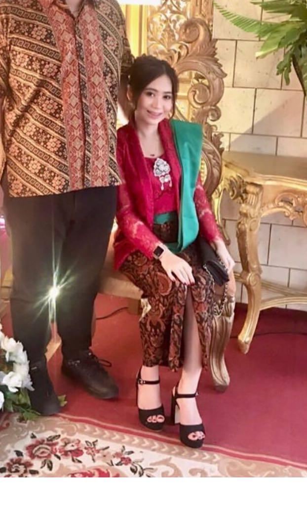 Kebaya Merah Maroon Model Dian Sastro Fesyen Wanita Pakaian Wanita Atasan Di Carousell