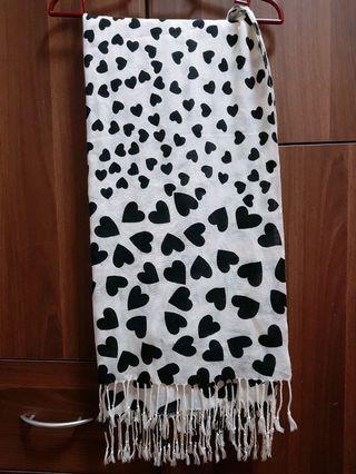 BLACK AND WHITE HEARTS PRINT SCARF