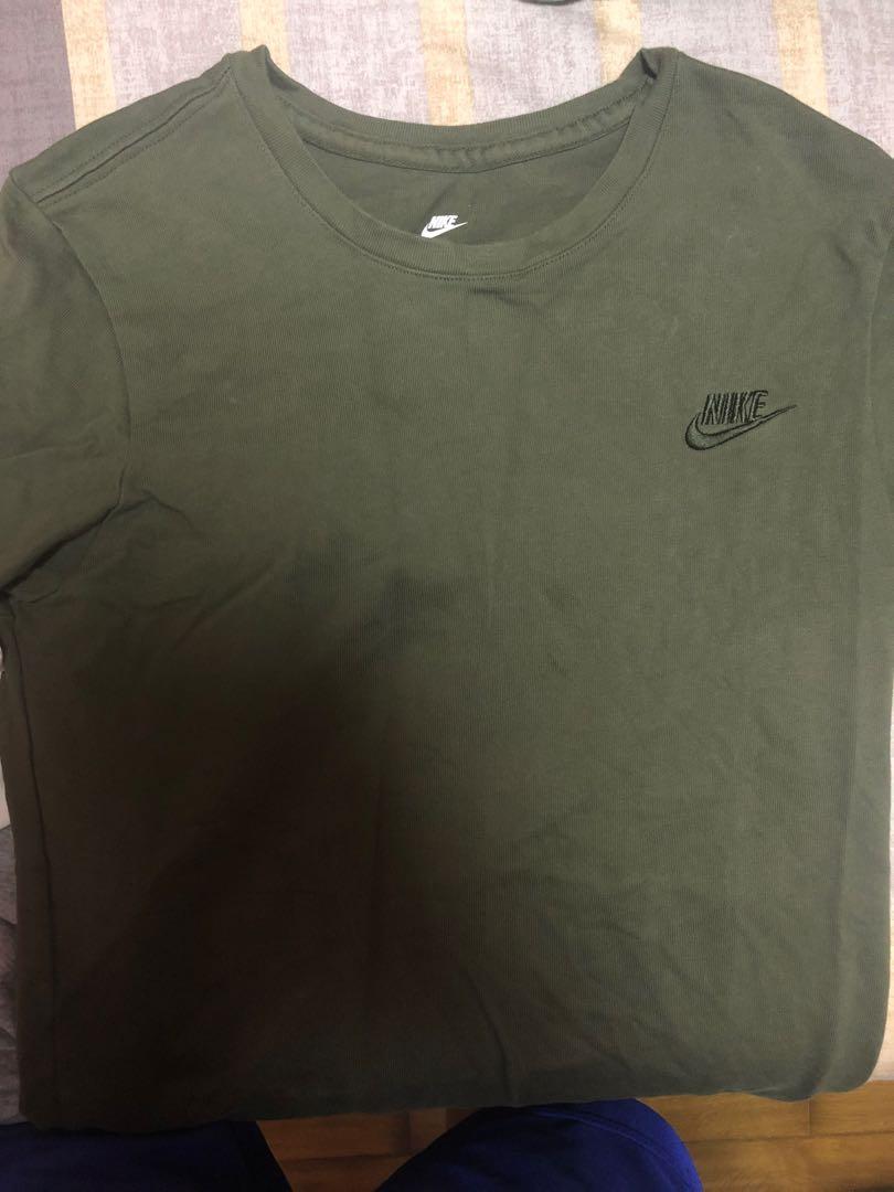 Nike Basic Tee (Category: Tshirts & Polo Shirts) located in Singapore. Submitted by bighype (Listing ID 252829120, Image 1). Description: - Worn once for an overseas trip but it’s way too small for my size now - 100% Authentic .